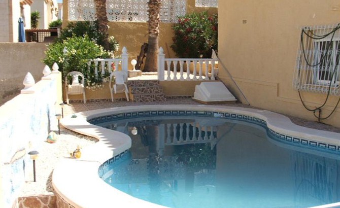 Villa mit Pool in Villamartin