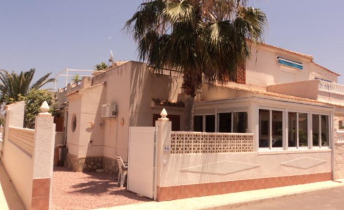 Sonniges Eckhaus in Playa Flamenca