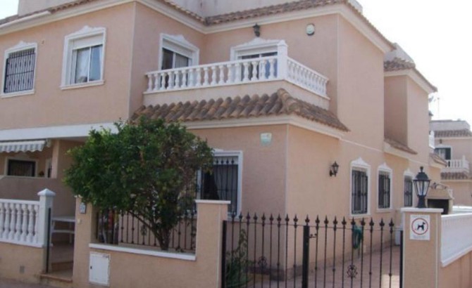 Well presented corner house in Cabo Roig