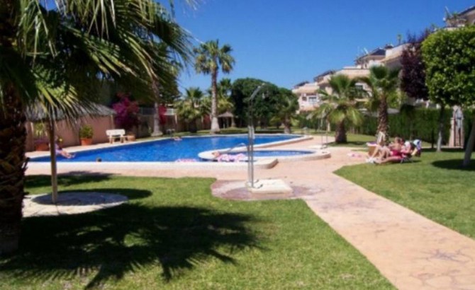 Well presented corner house in Cabo Roig