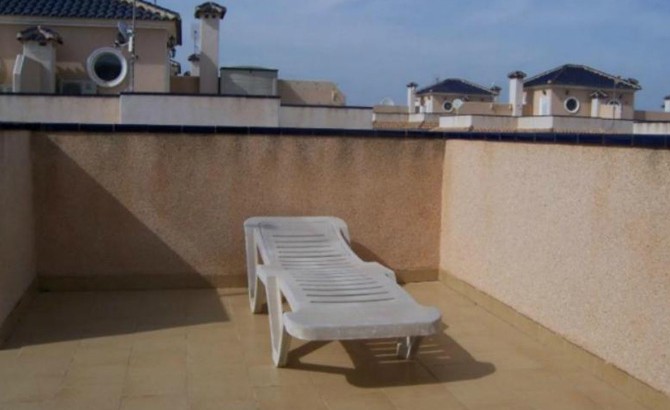 Well presented corner house in Cabo Roig