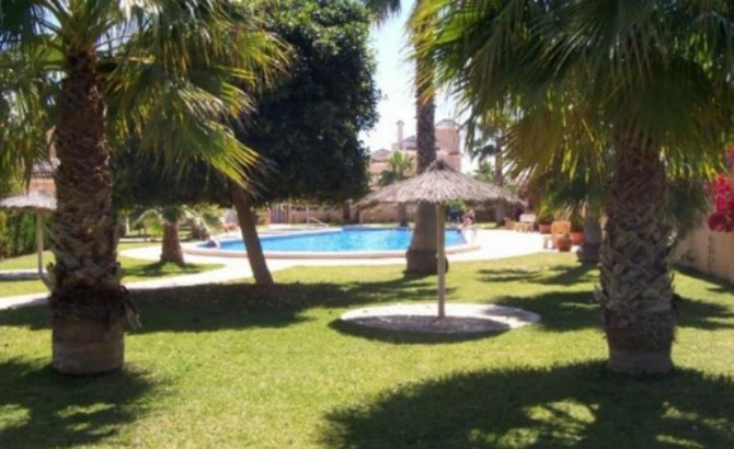 Well presented corner house in Cabo Roig