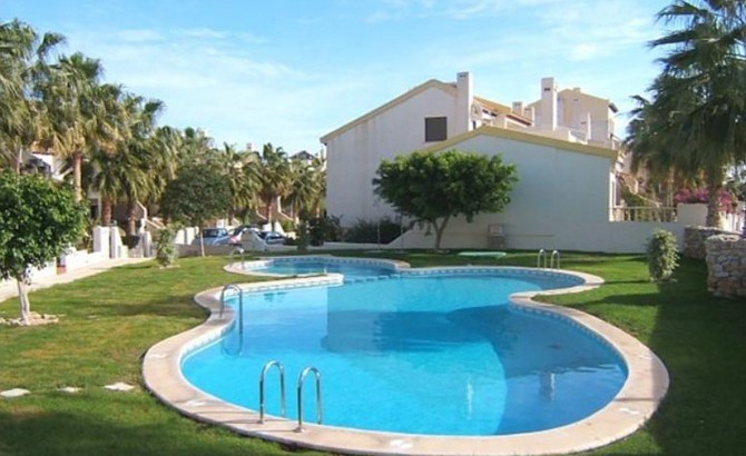 Very well presented terraced house in Las Ramblas Golf