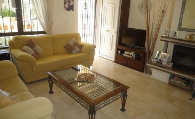 Very well presented terraced house in Las Ramblas Golf