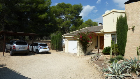 Villa with guest house and pool in La Nucia
