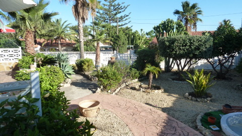 Villa en estilo escandinavo con gran jardín en La Nucia