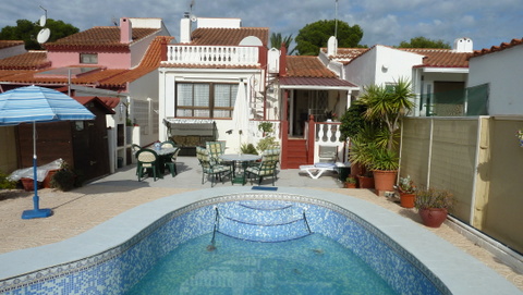 Gemütliche Doppelhaushälfte in La Nucia mit Pool