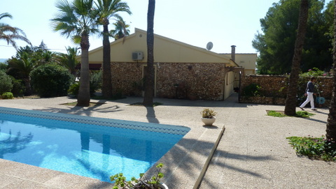 Villa with guest house and pool in La Nucia