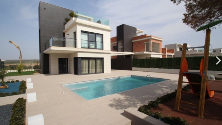 Amplias villas de 4 dormitorios con 4 baños ubicados en Torrevieja (Torreta Florida) pool