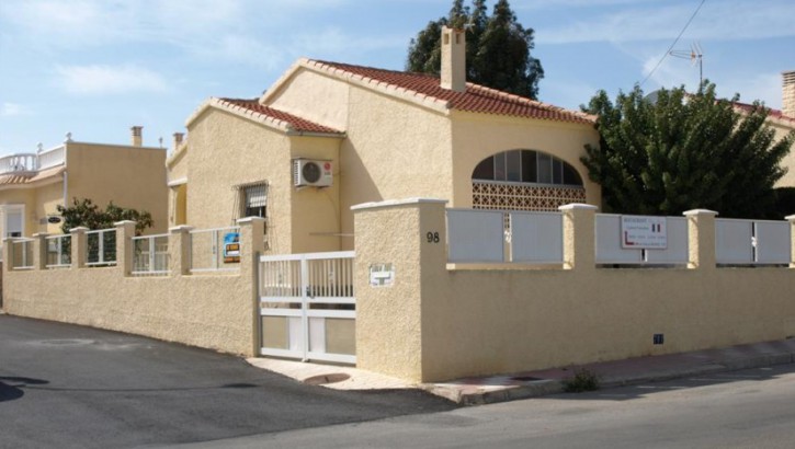 House with communal pool in La Marina