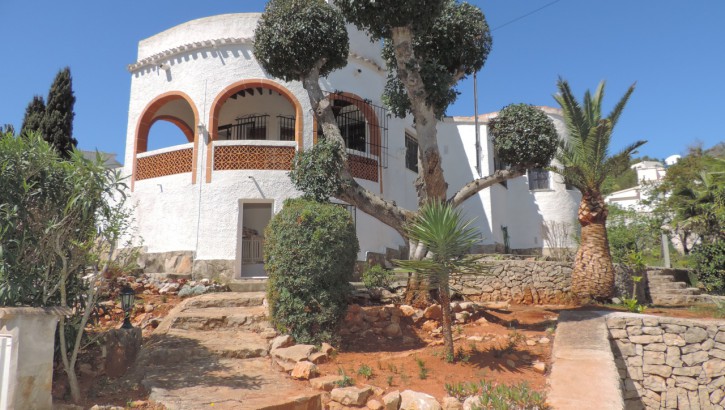 Cultivated villa with sea view Denia