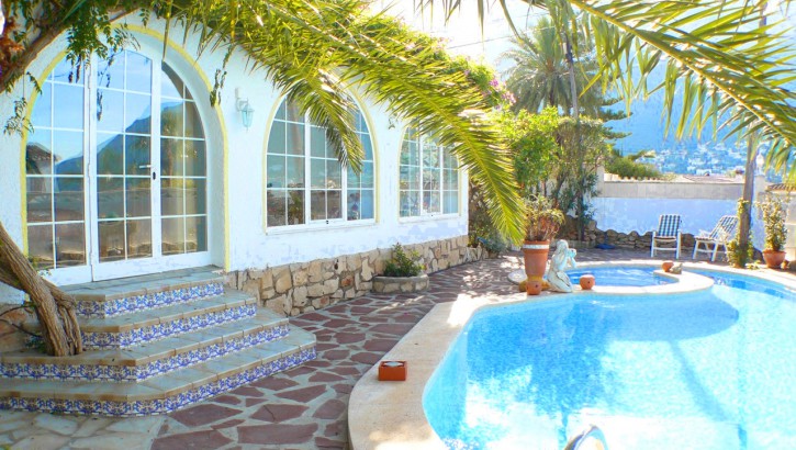 Villa elegante con piscina y vistas Denia