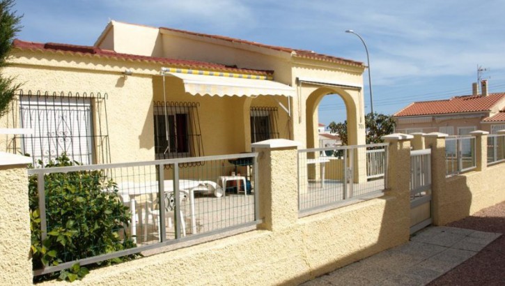 House with communal pool in La Marina