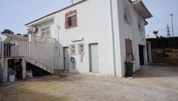 Grande maison avec piscine à La Nucia