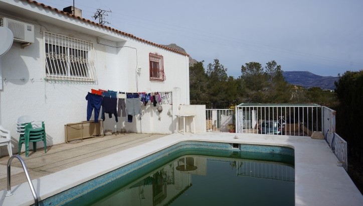 Grande maison avec piscine à La Nucia