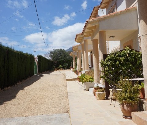 Casa cuidada con vistas fantásticas en La Nucia