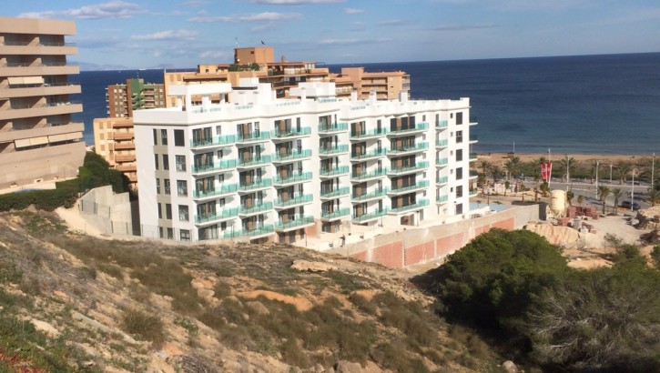 Moderne Wohnungen erste Reihe Strand Los Arenales