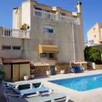 Casa cuidada con piscina y apartamento en La Nucia