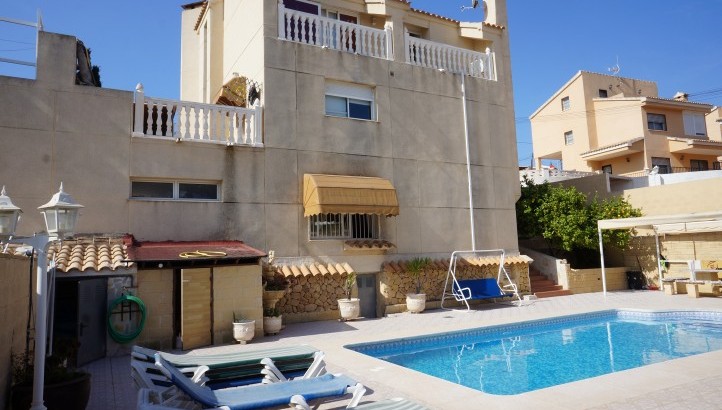 Casa cuidada con piscina y apartamento en La Nucia