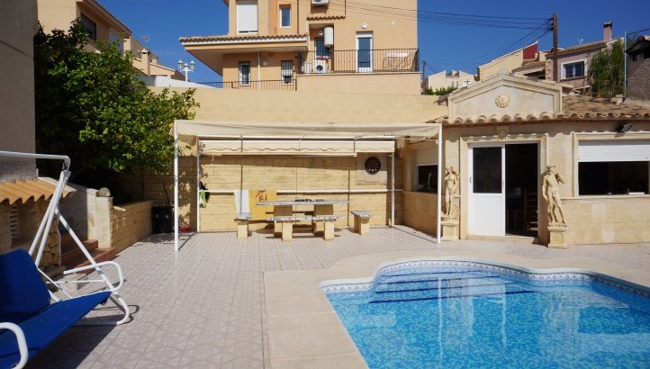 Casa cuidada con piscina y apartamento en La Nucia