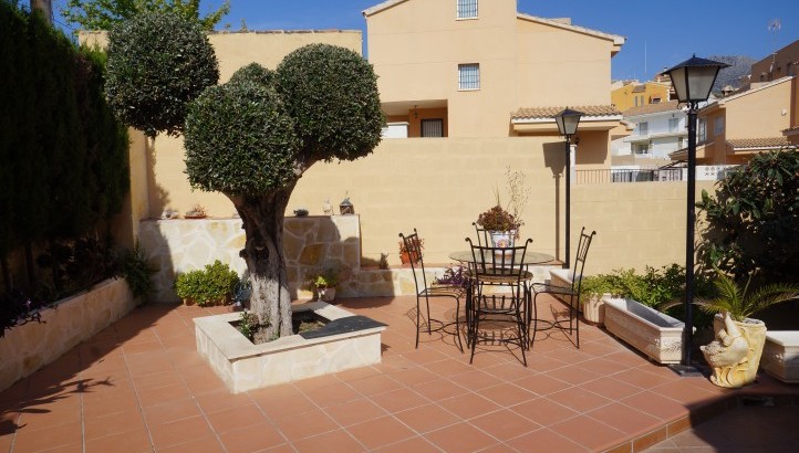 Maison soignée avec appartement et piscine à La Nucia