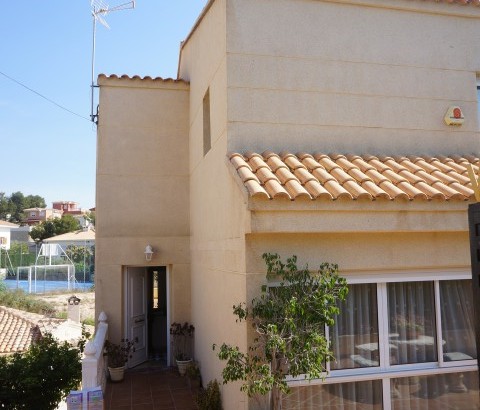 Maison soignée avec appartement et piscine à La Nucia