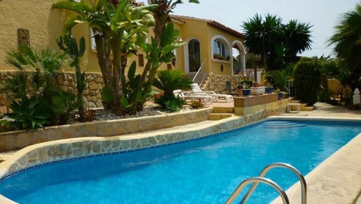 Bargain villa with pool in within walking distance of Moraira