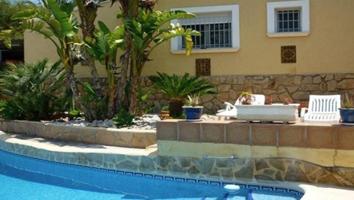 Bargain villa with pool in within walking distance of Moraira
