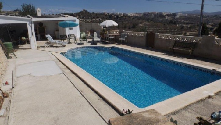 Landhaus mit 4 Schlafzimmern und Pool in Benissa