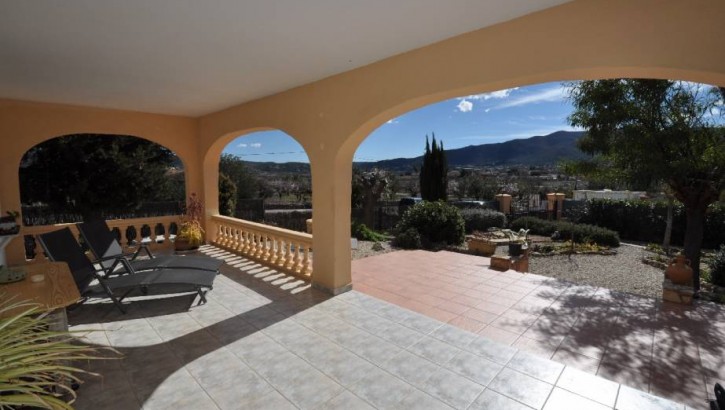 Villa on one level with beautiful view over Jalon valley