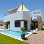 Villas en Cabo Roig con parcela y piscina privada