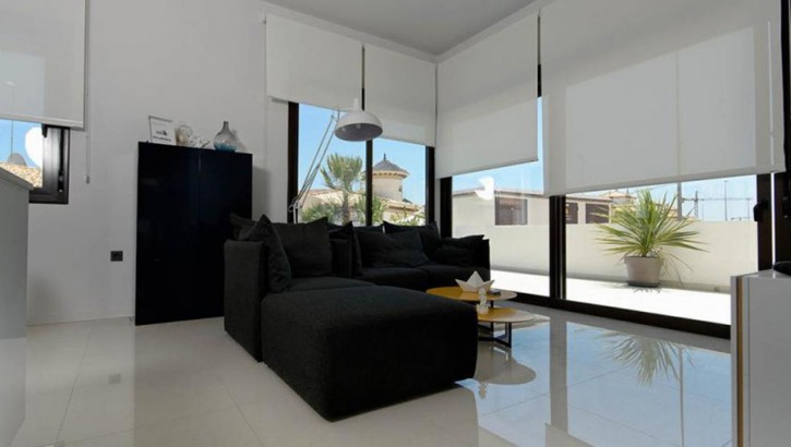 Villas en Cabo Roig con parcela y piscina privada