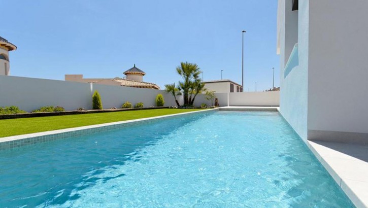 Villas en Cabo Roig con parcela y piscina privada