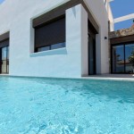 Villas en Cabo Roig con parcela y piscina privada