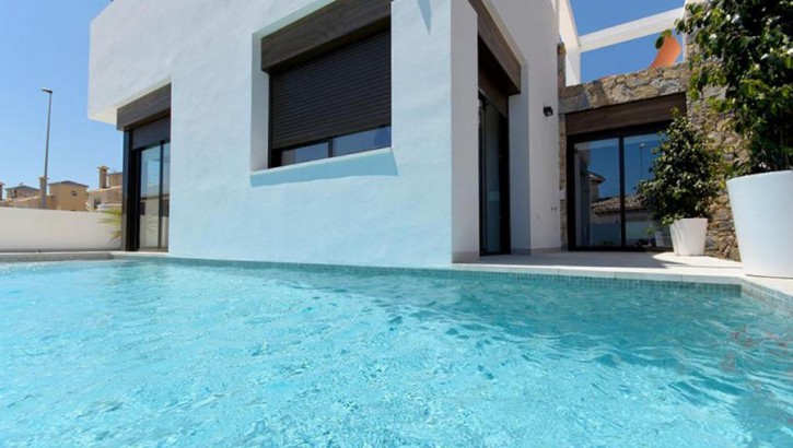 Villas en Cabo Roig con parcela y piscina privada