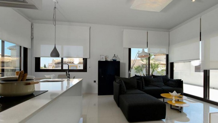 Villas en Cabo Roig con parcela y piscina privada