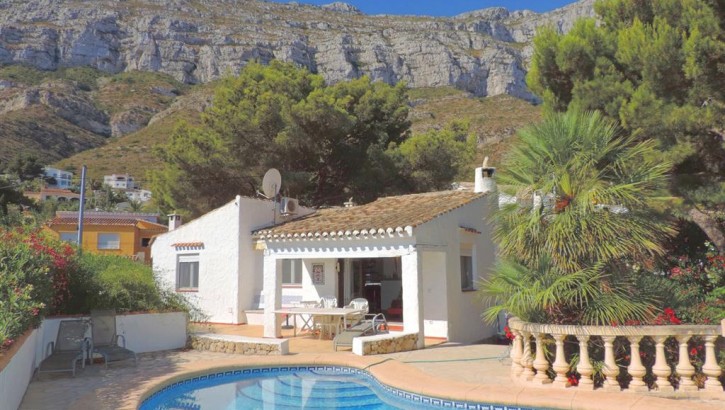 Charming villa with pool and sea views in Denia