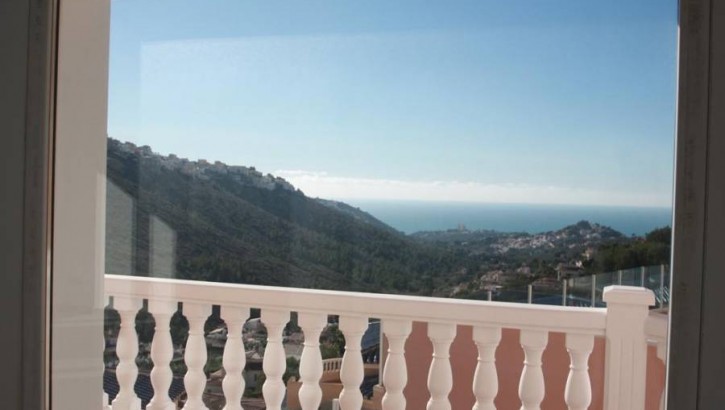 Detached villa with sea views in Moraira