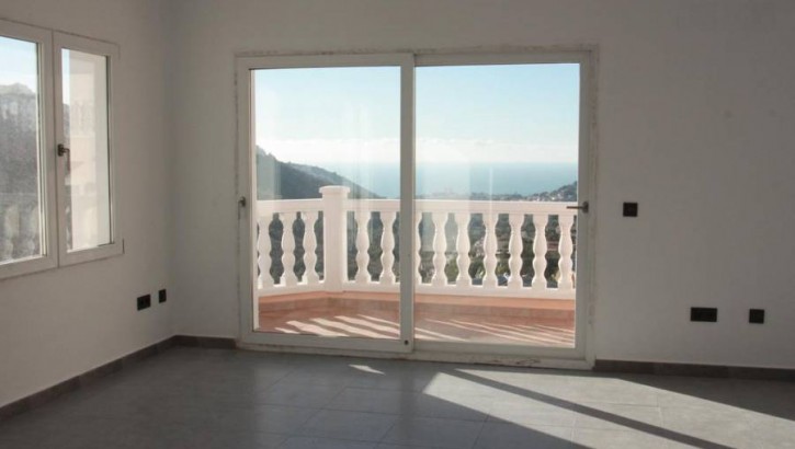 Detached villa with sea views in Moraira