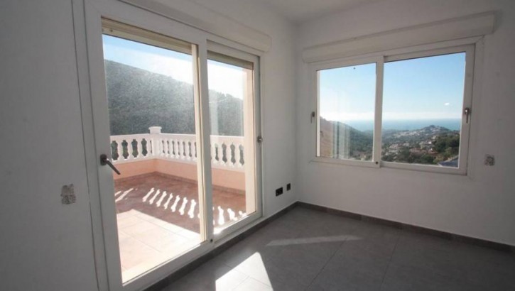 Detached villa with sea views in Moraira