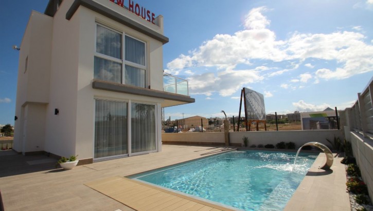 Villas nouveaux avec pool à Torrevieja