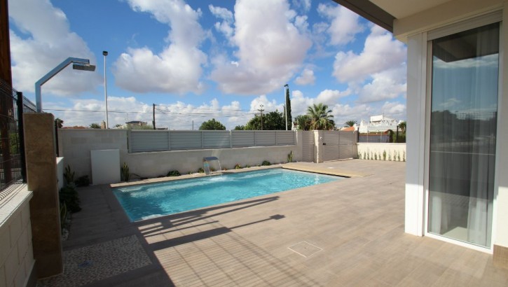 Top Lage Neubau-Villen mit Pool in Torrevieja