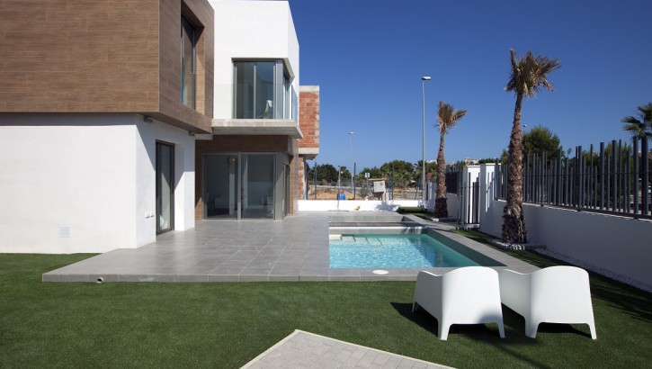 Villas independientes con piscina en Villamartin