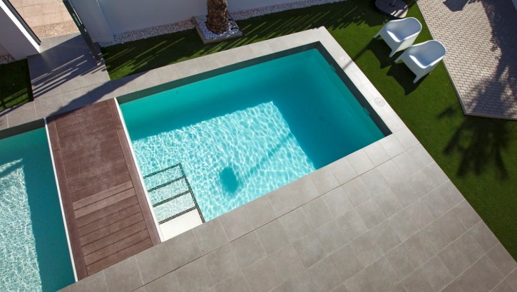 Villas independientes con piscina en Villamartin
