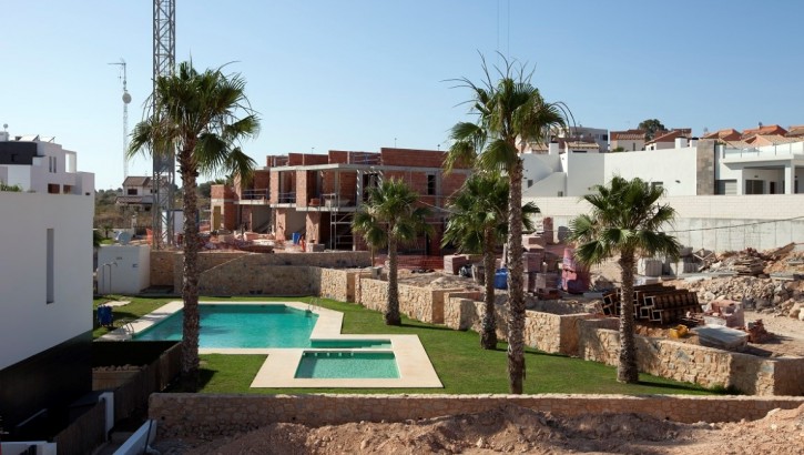 Villas independientes con piscina en Villamartin