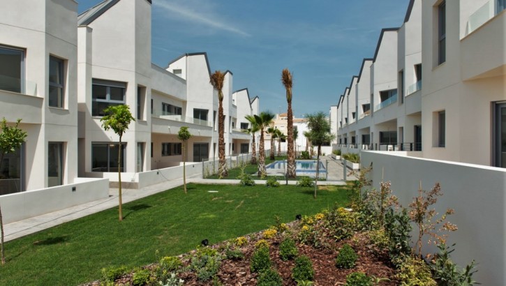 2 and 3-bedroom Apartments & Maisonettes in La Veleta