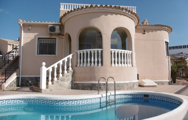 Detached villa with pool in La Marina