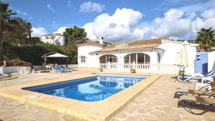 Villa with pool and views in Denia