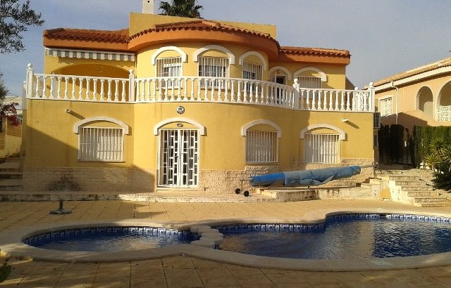 Villa Hermosa con vistas al mar y piscina a Quesada