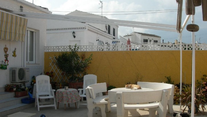 Freistehendes Haus mit separatem Gästeraum in San Luis, Torrevieja